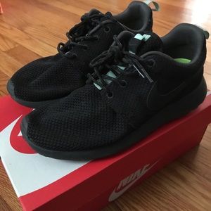 Nike Roshe Runs Size 6